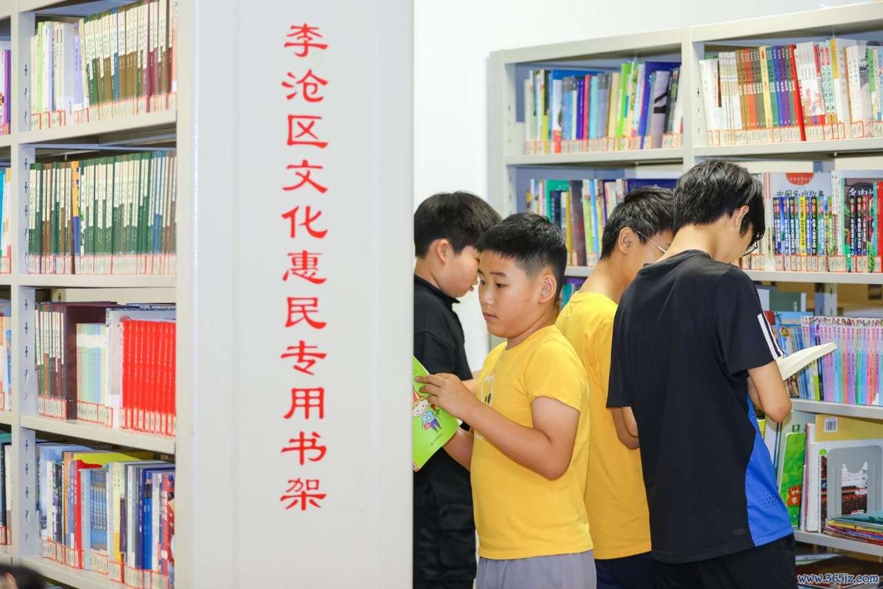 2026年7月22日，青少年在山东省青岛市李沧区虎山路街道岳湖社区“袋鼠宝贝之家”举办的童缘公益夏令营活动中阅读图书。张鹰 摄 (2)