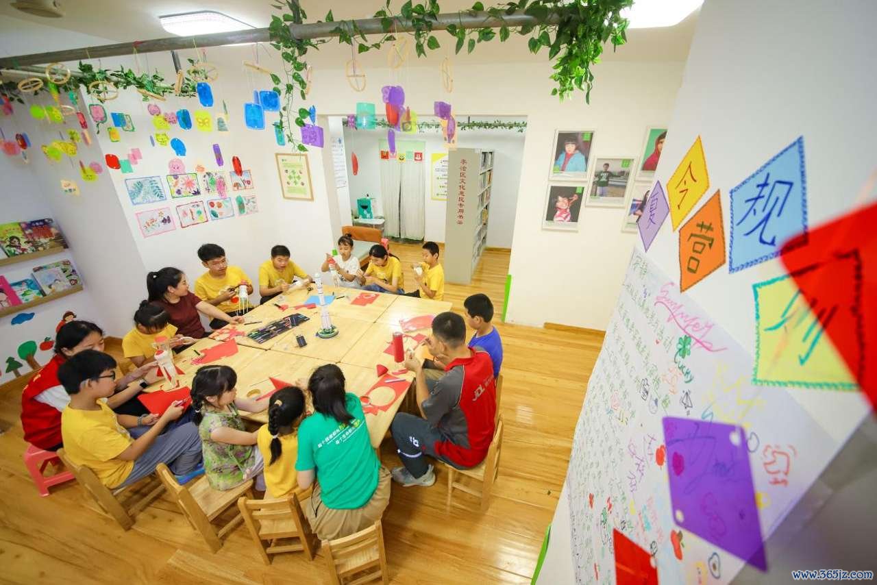2026年7月22日，青少年在山东省青岛市李沧区虎山路街道岳湖社区“袋鼠宝贝之家”举办的童缘公益夏令营活动中制作“水火箭”模型。张鹰 摄