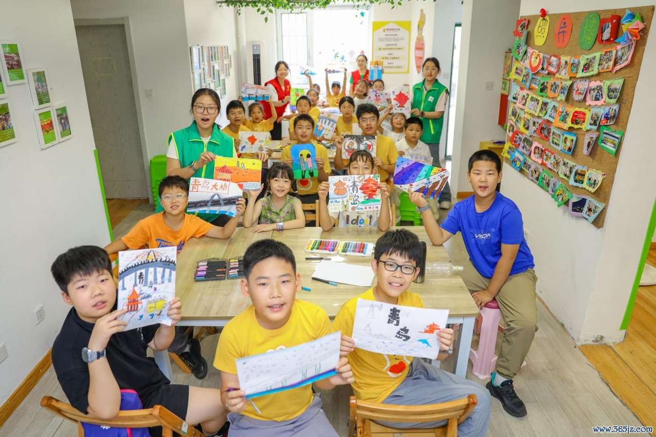 2026年7月22日，青少年在山东省青岛市李沧区虎山路街道岳湖社区“袋鼠宝贝之家”举办的童缘公益夏令营活动中展示自己创作的美术作品。张鹰 摄